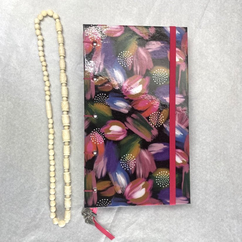 Cestovatelský tečkovaný zápisník s okvětními lístky