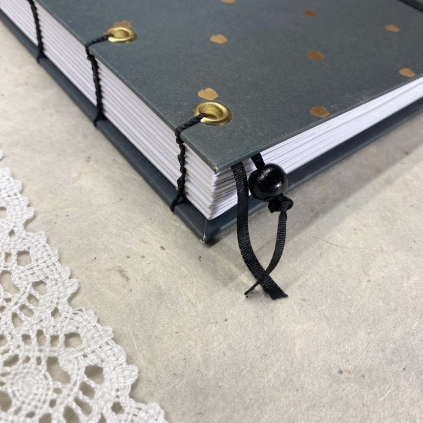 Tečkovaný zápisník se zlatými jablíčky