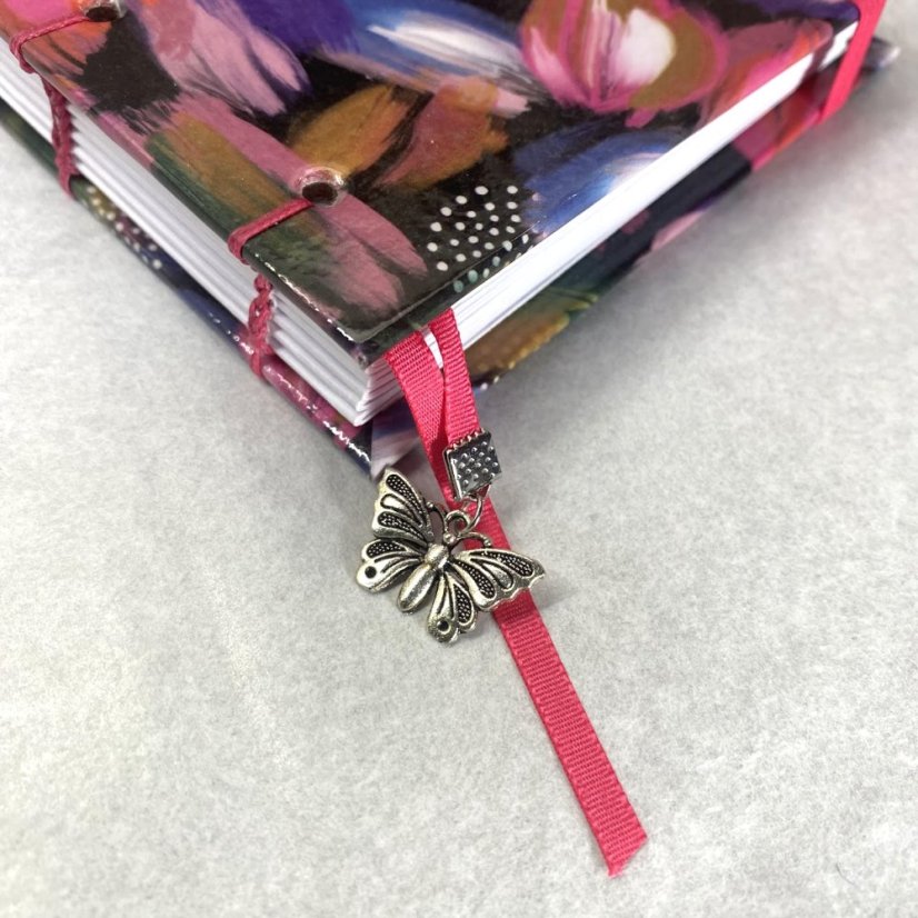 Cestovatelský tečkovaný zápisník s okvětními lístky