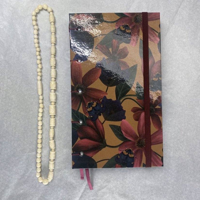 Cestovatelský tečkovaný zápisník s růžovými květy