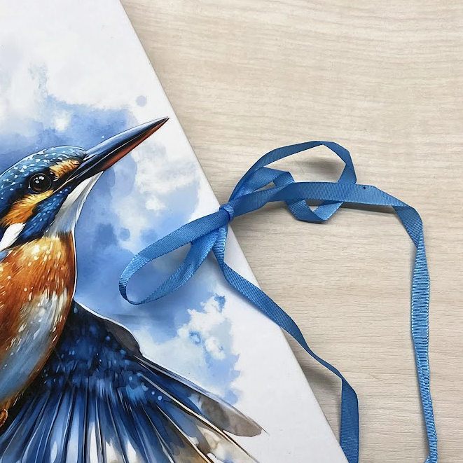 Tečkovaný deník A6: ledňáček na modré s mašlí