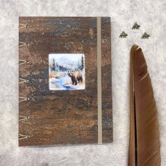 Medvědí stezkou k jezeru v horách: tečkovaný zápisník se hřbetem