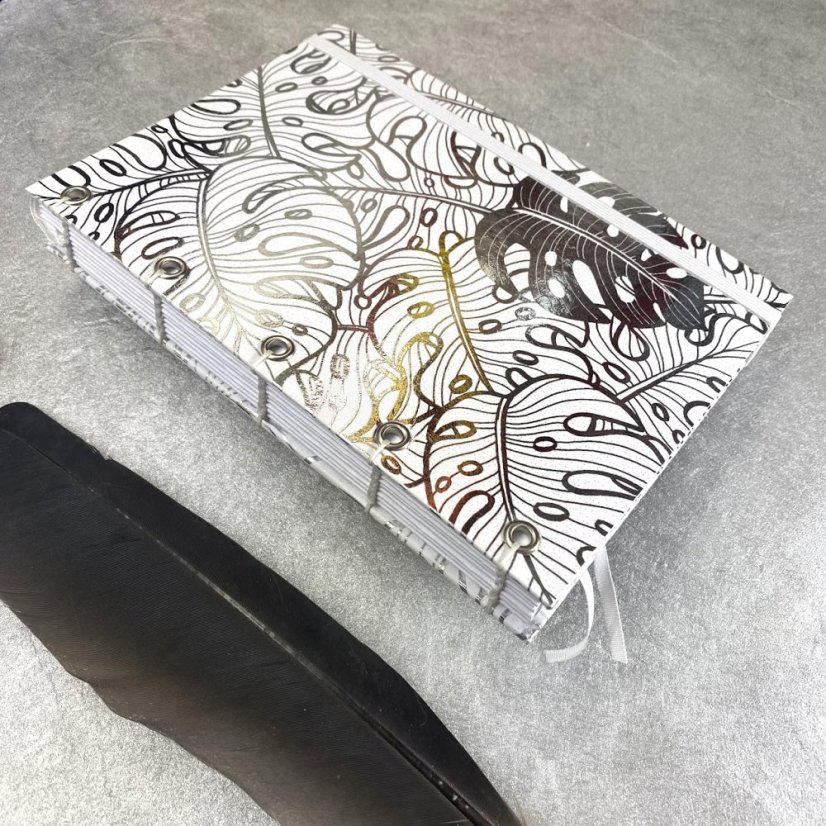 Tečkovaný zápisník Stříbrné monstery