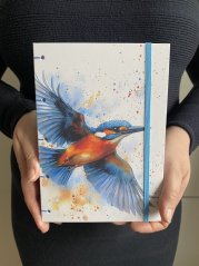 Tečkovaný zápisník A5: ledňáček v modrém s gumičkou