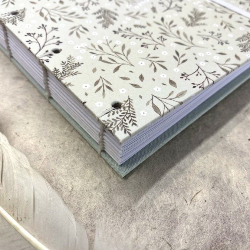 Tečkovaný zápisník s větvičkami