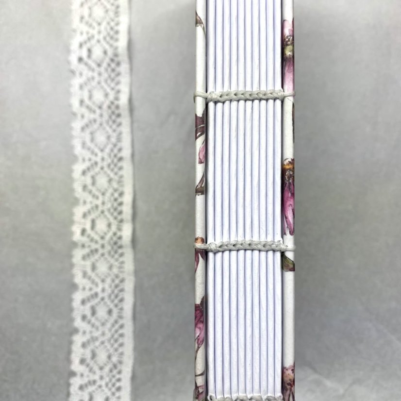 Tečkovaný zápisník s květinami