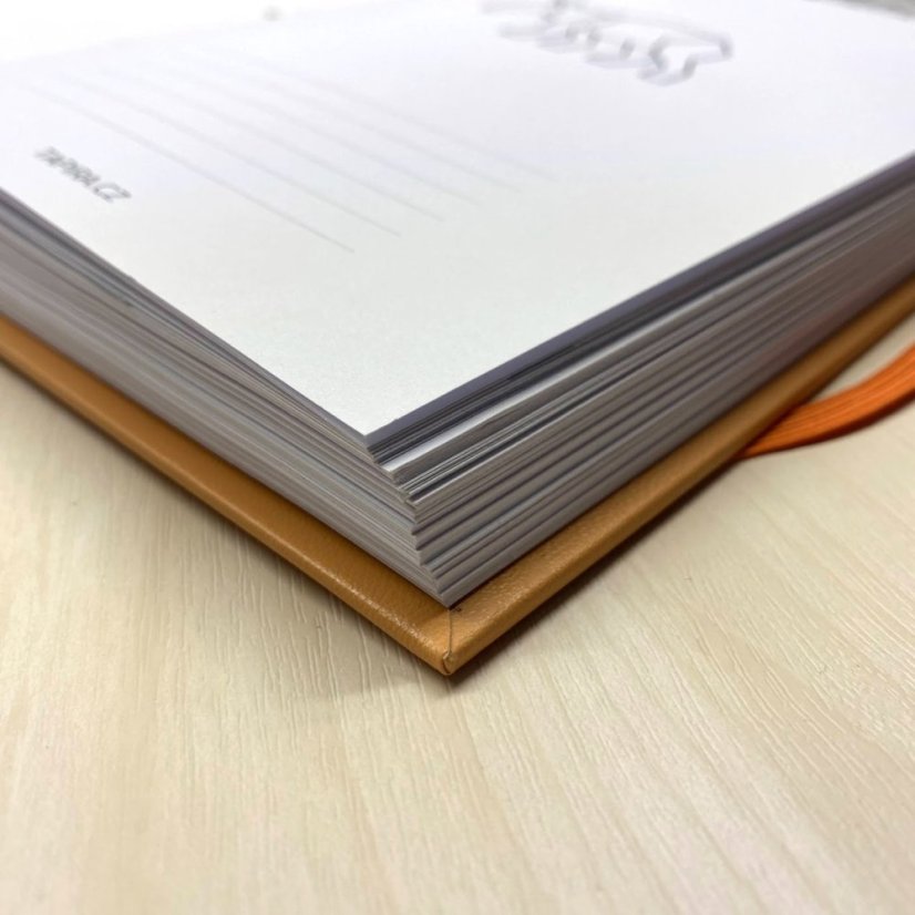 Tečkovaný zápisník A5: ledňáček v oranžovém s gumičkou