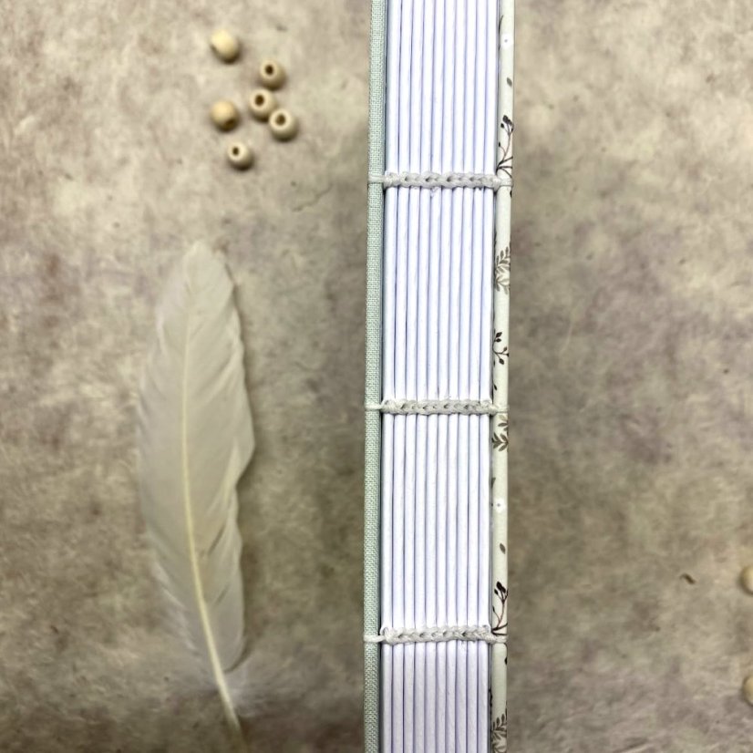 Tečkovaný zápisník s větvičkami