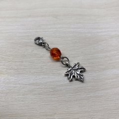 Přívěsek s listem javoru