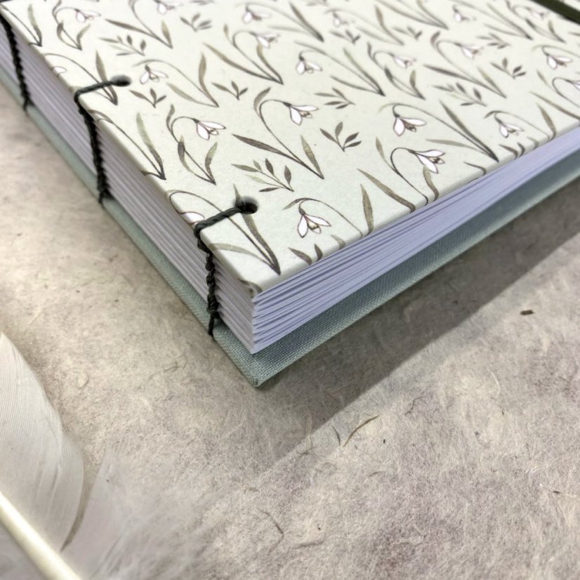 Tečkovaný zápisník se sněženkami