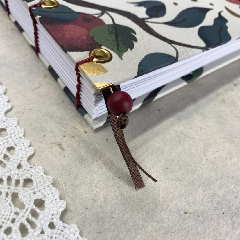 Tečkovaný zápisník smetanový s jablkem