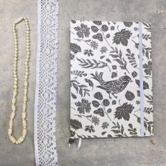 Tečkovaný zápisník šedý s ptákem