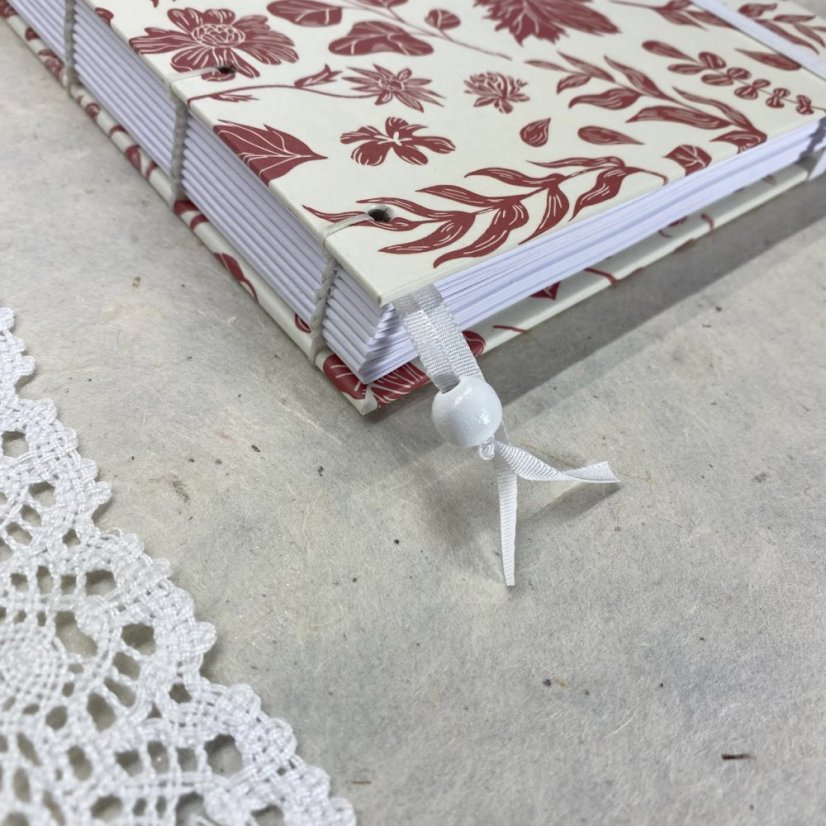 Tečkovaný zápisník červený s ptákem