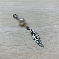 Přívěsek s peříčkem a perličkou