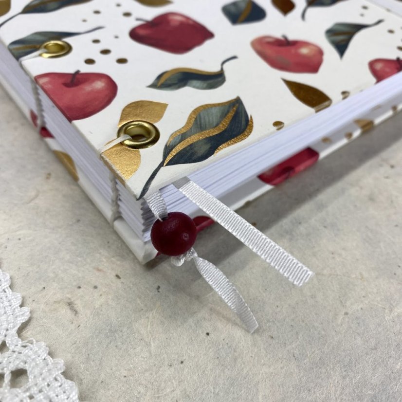 Tečkovaný zápisník s jablky a zlatými listy