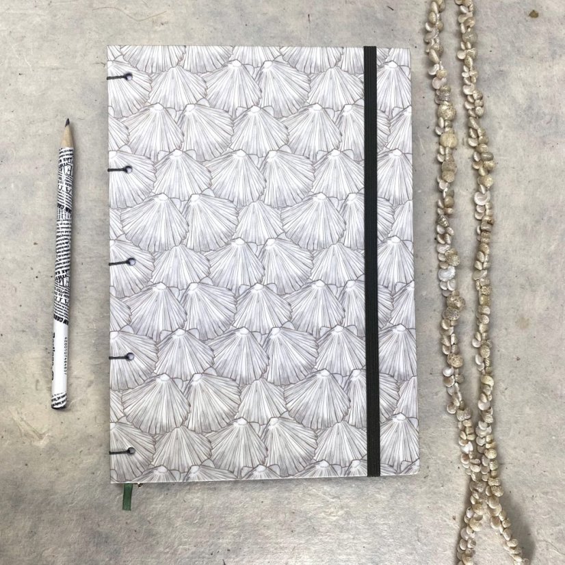 Tečkovaný zápisník s hřebenatkami + kolekce samolepek Papuchalk