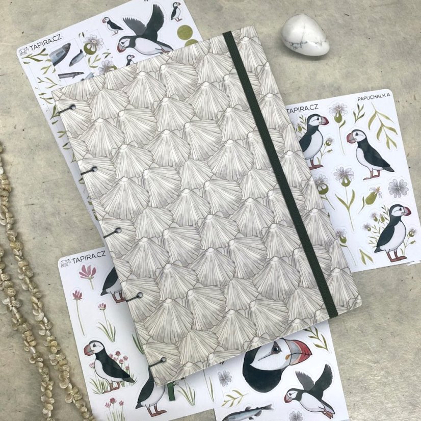 Tečkovaný zápisník s hřebenatkami + kolekce samolepek Papuchalk