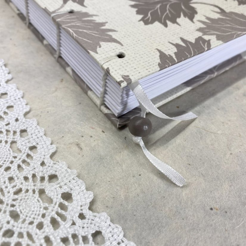 Tečkovaný zápisník s listy révy