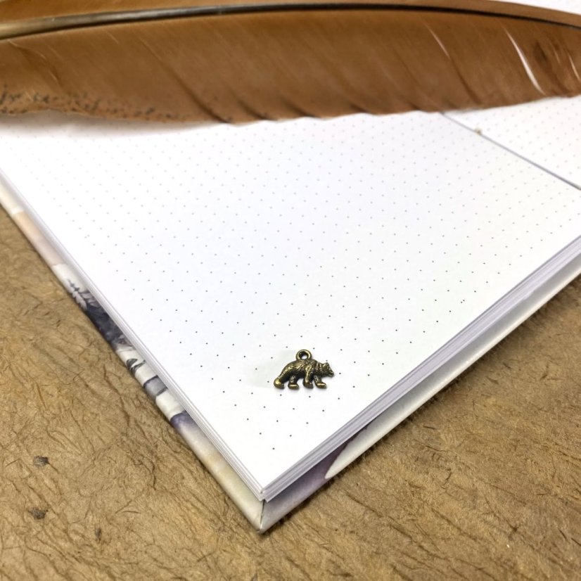 Tečkovaný zápisník Medvědí stezkou k řece