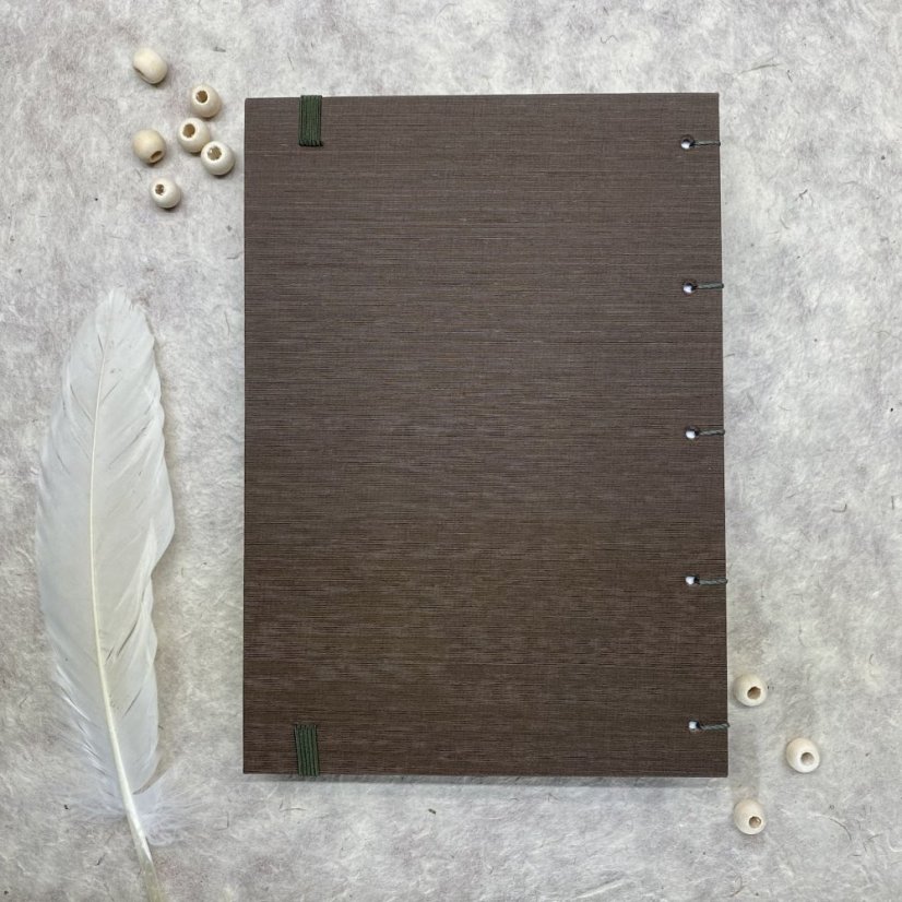 Tečkovaný zápisník s borovými šiškami