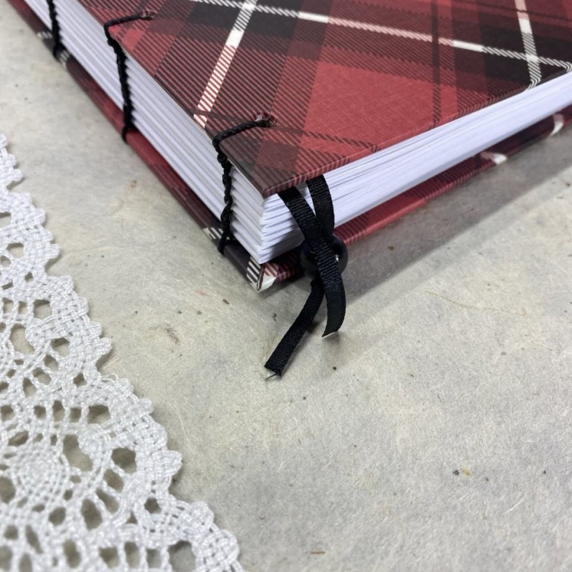 Tečkovaný zápisník červený tartan