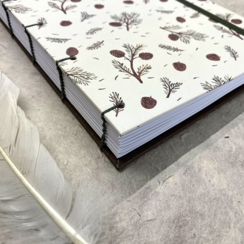 Tečkovaný zápisník s borovými šiškami