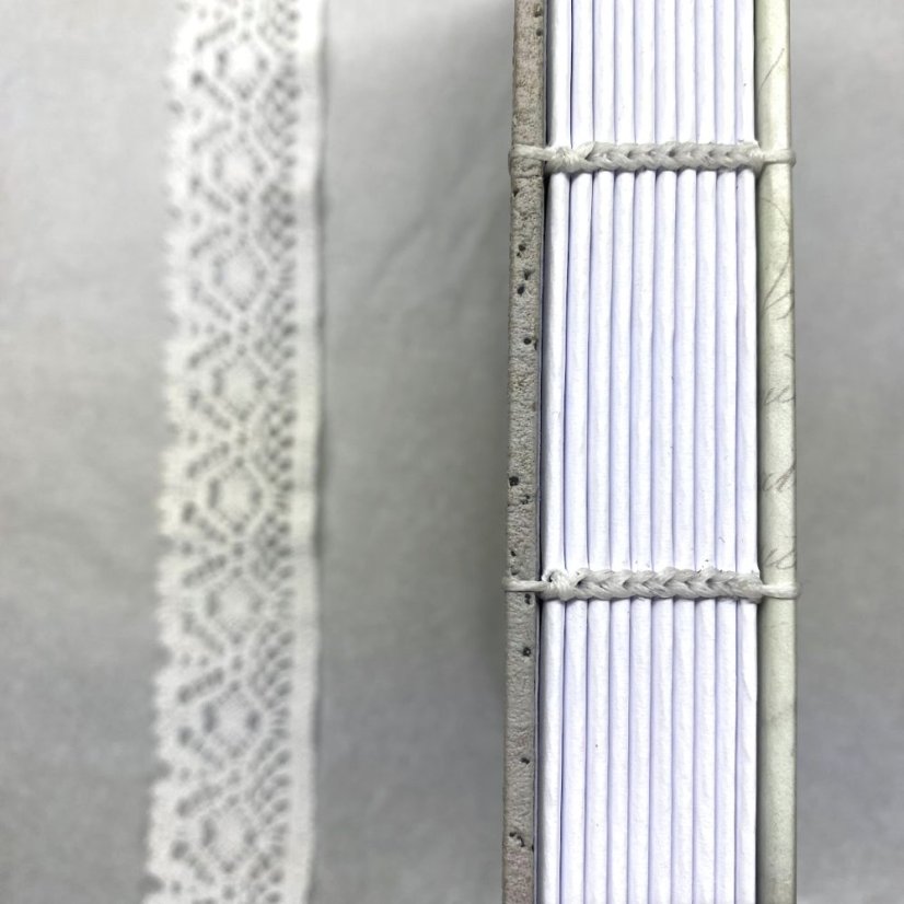 Tečkovaný zápisník se sněženkami