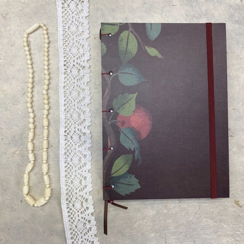 Tečkovaný zápisník hnědý s jablkem