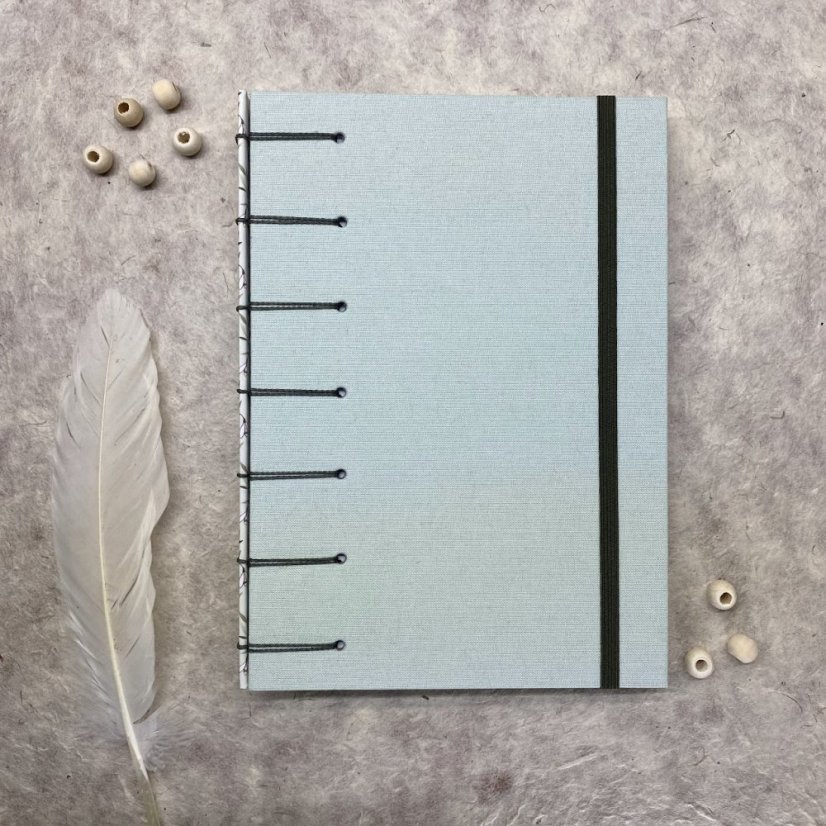 Tečkovaný zápisník zelenkavý se sněženkami