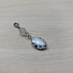 Přívěsek se stříbrnými puníky