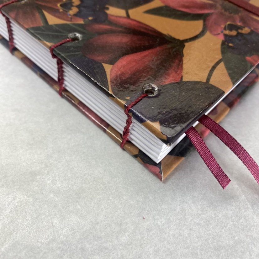 Cestovatelský tečkovaný zápisník s růžovými květy