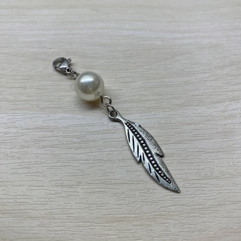 Přívěsek s peříčkem a perličkou