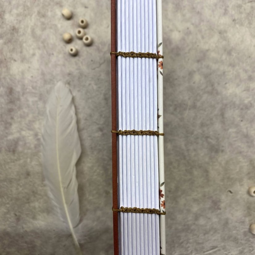 Tečkovaný zápisník s kytičkami