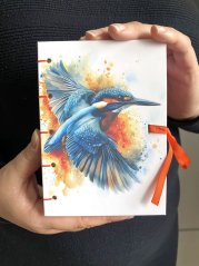 Tečkovaný deník A6: ledňáček na oranžové s mašlí