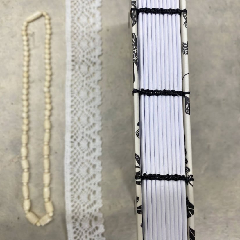 Tečkovaný zápisník černý s ptákem