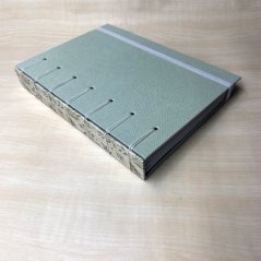 Little fawn: zelenkavý s větvičkami