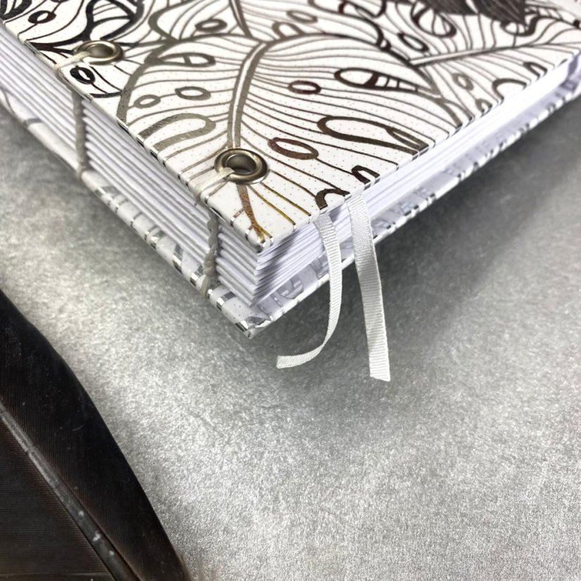 Tečkovaný zápisník Stříbrné monstery