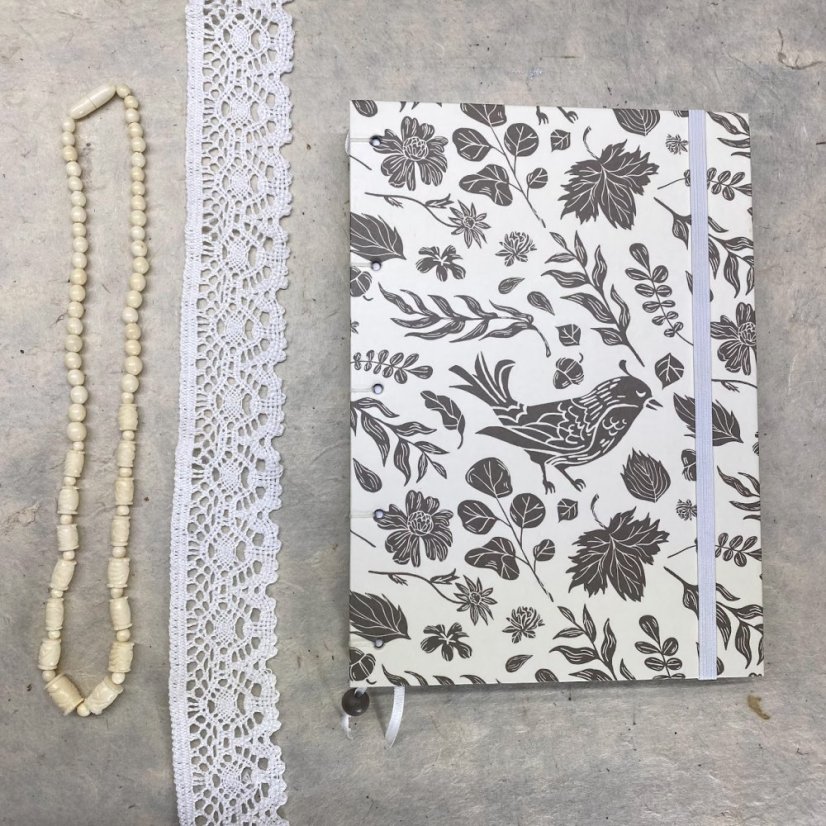 Tečkovaný zápisník šedý s ptákem