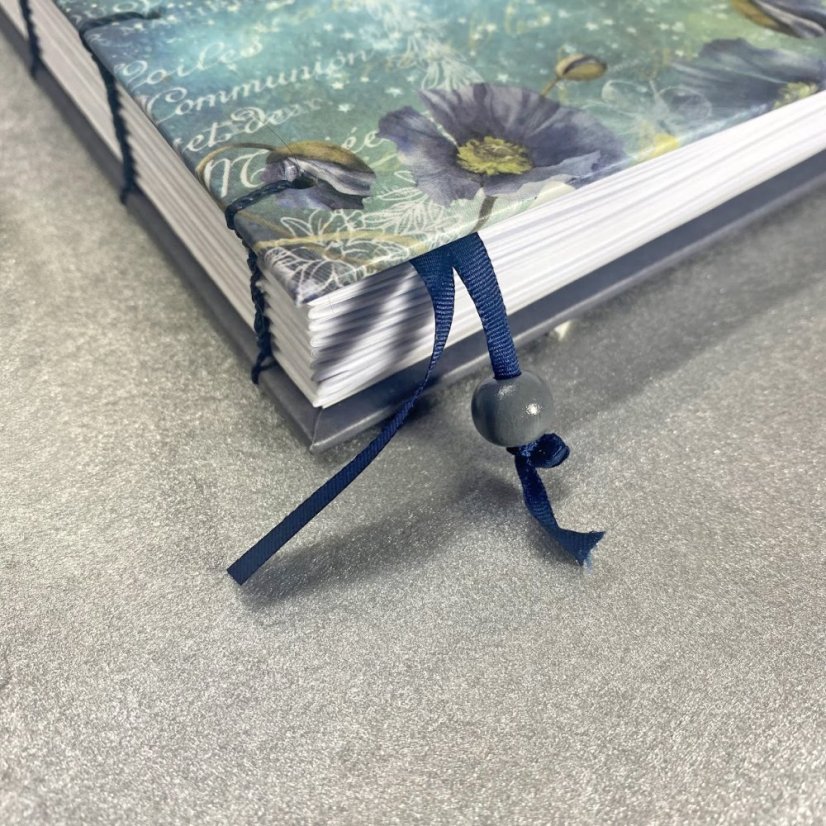 Tečkovaný zápisník Secret garden s modrými máky