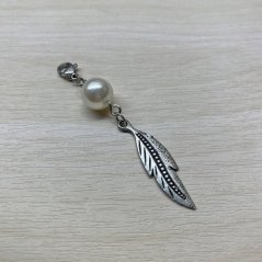 Přívěsek s peříčkem a perličkou
