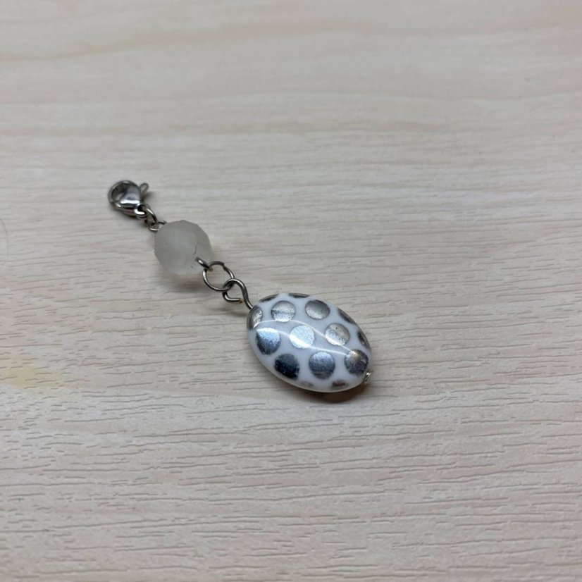 Přívěsek se stříbrnými puníky