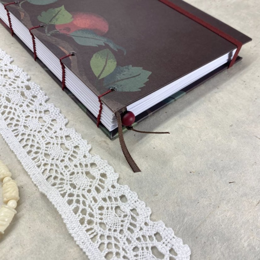 Tečkovaný zápisník hnědý s jablkem