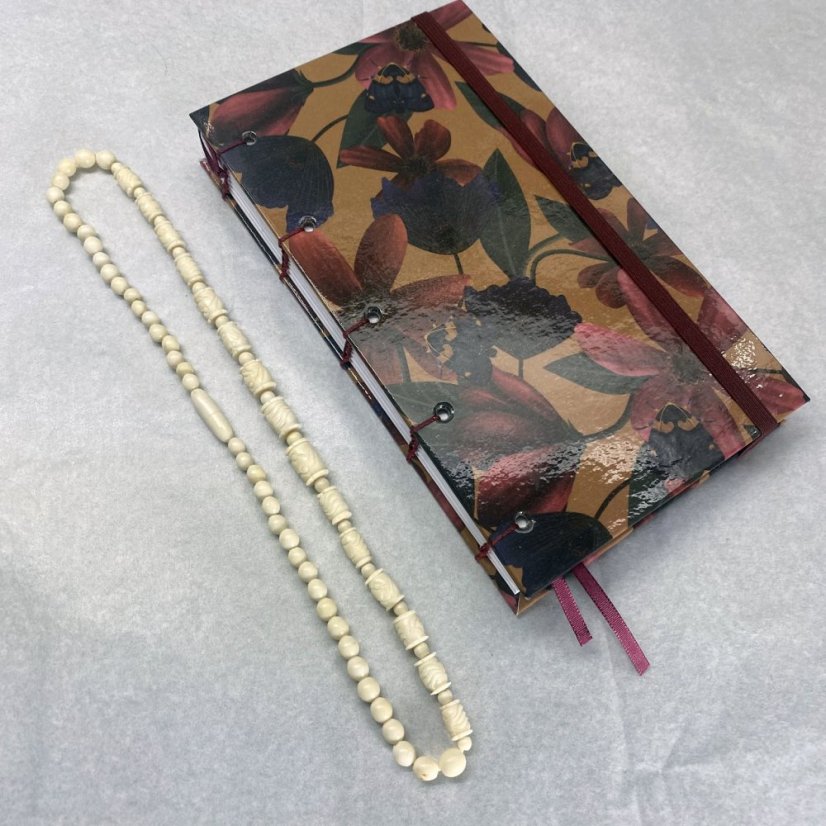 Cestovatelský tečkovaný zápisník s růžovými květy