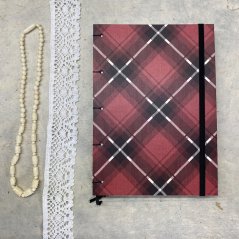 Tečkovaný zápisník červený tartan