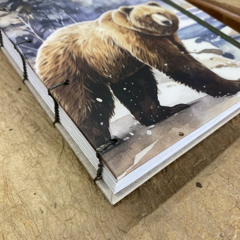 Tečkovaný zápisník Medvědí stezkou k řece