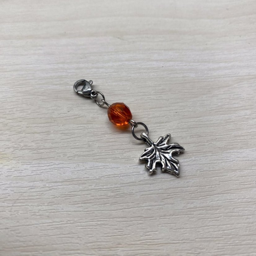 Přívěsek s listem javoru